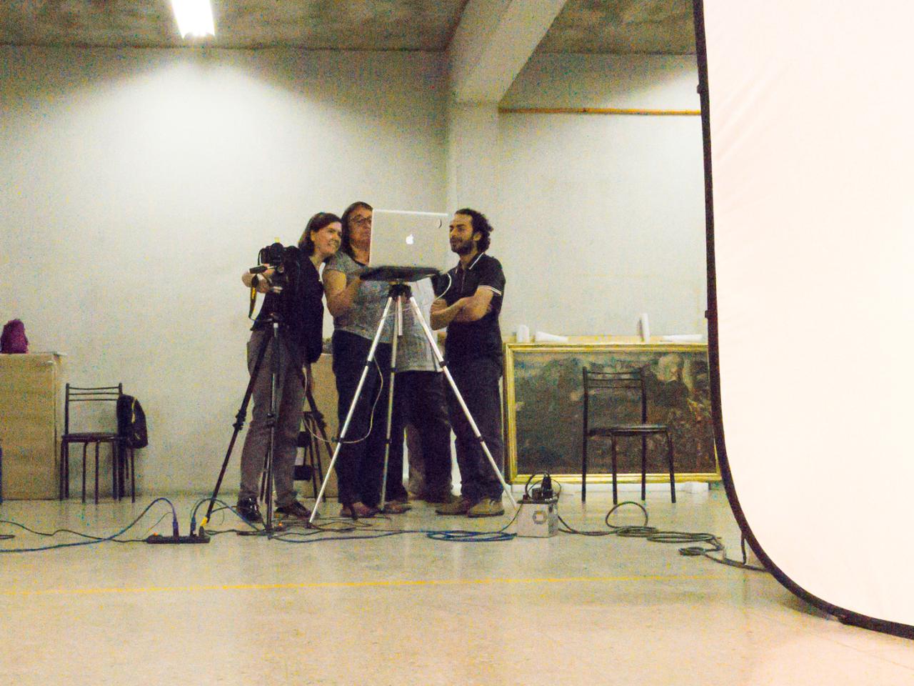 En la imagen Pía Monteverde y Carolina Correa junto al fotógrafo Claudio López del Museo Histórico Nacional