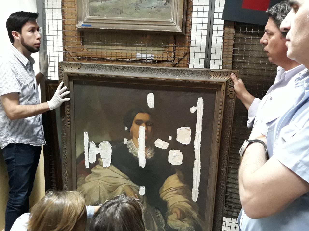 Revisión de pinturas en el depósito del Museo Provincial de Bellas Artes, Franklin Rawson.