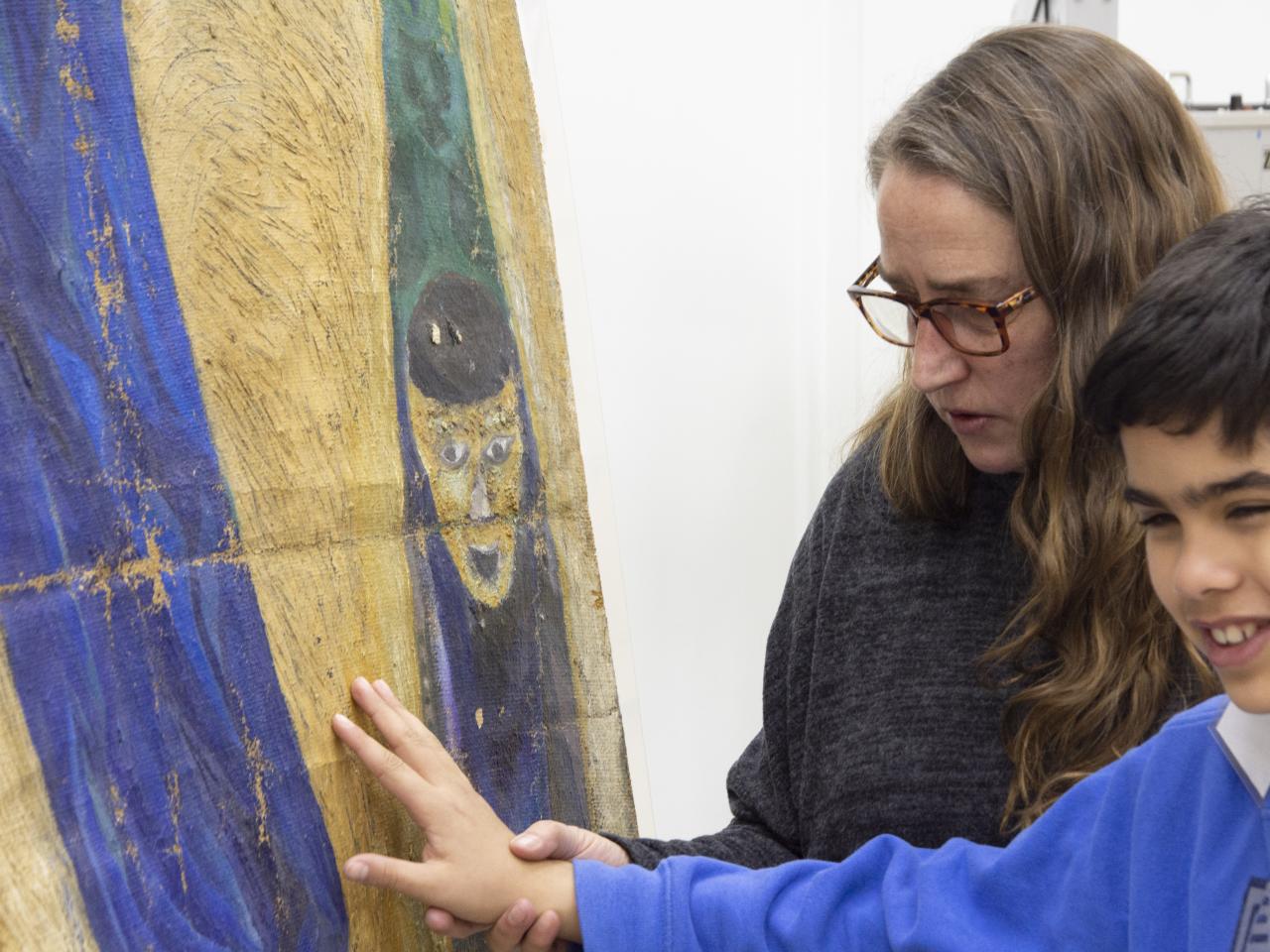 Carolina Ossa invitó a un niño no vidente a tocar la pintura Justice du Monde.