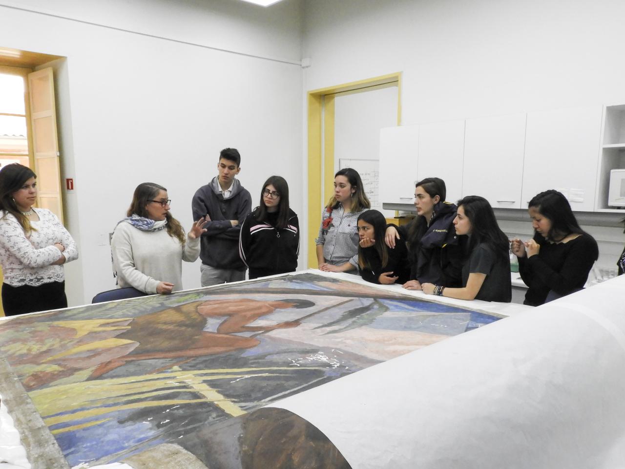 Estudiantes visitando el Laboratorio de Pintura