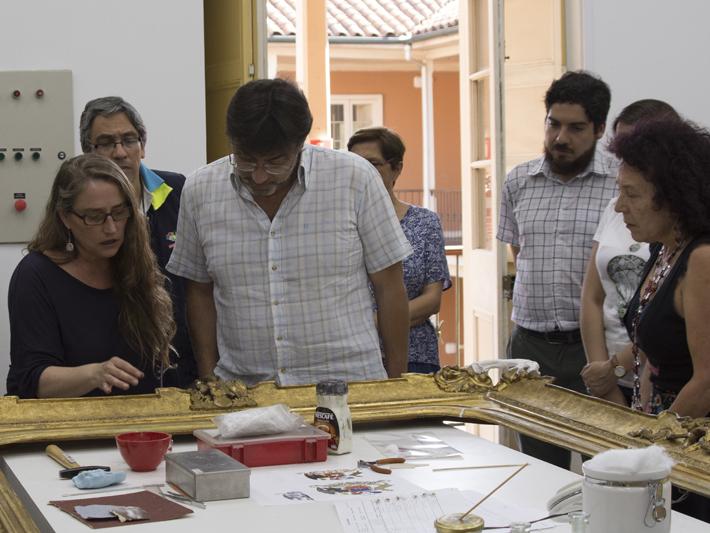 Carolina Ossa,conservadora jefa del Laboratorio de Pintura, explica la restauración de un marco