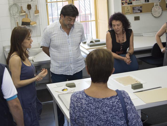 En el Laboratorio de Papel y Libros Soledad Correa muestra un documento histórico.