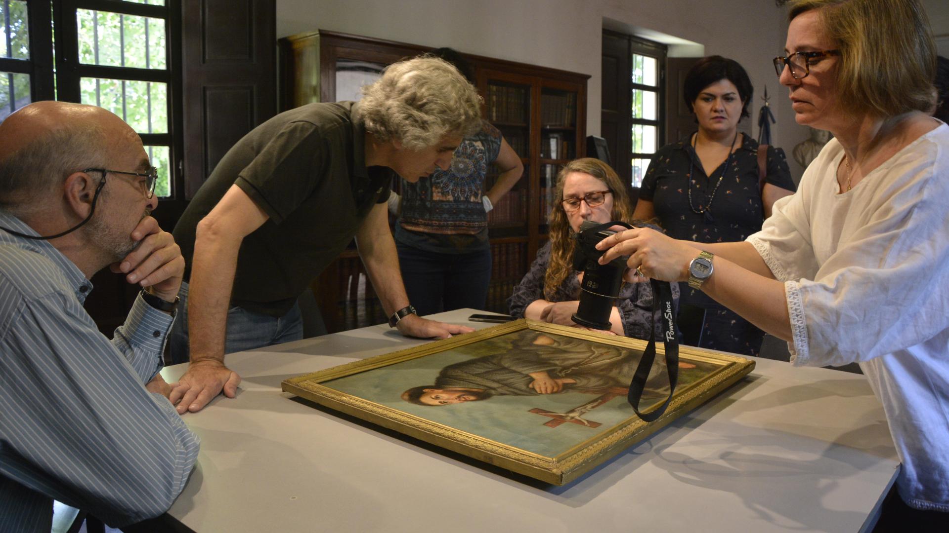 Revisión de una pintura de Procesa Sarmiento, discípula de Monvoisin, en el Museo  Casa de Sarmiento, San Juan.