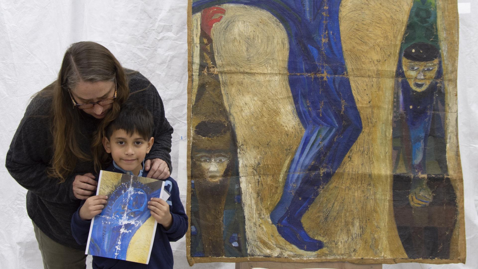 Actividad con los niños en que trabajaron en sobre una imagen de la pintura. (Archivo CNCR, Pérez, T., 2019)