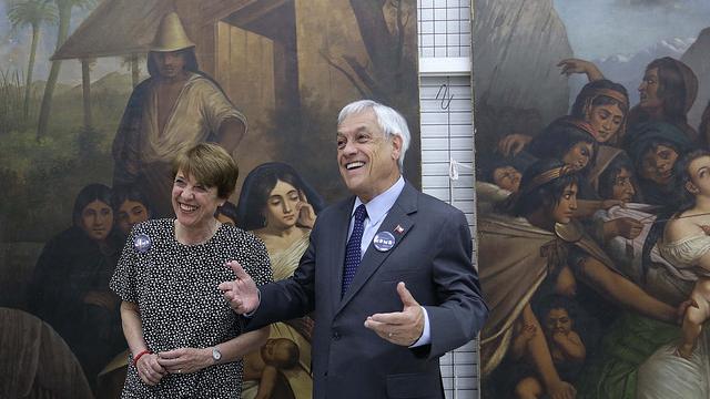 Presidente Sebastián Piñera junto a la ministra Consuelo Valdés, en el Laboratorio de Pintura.