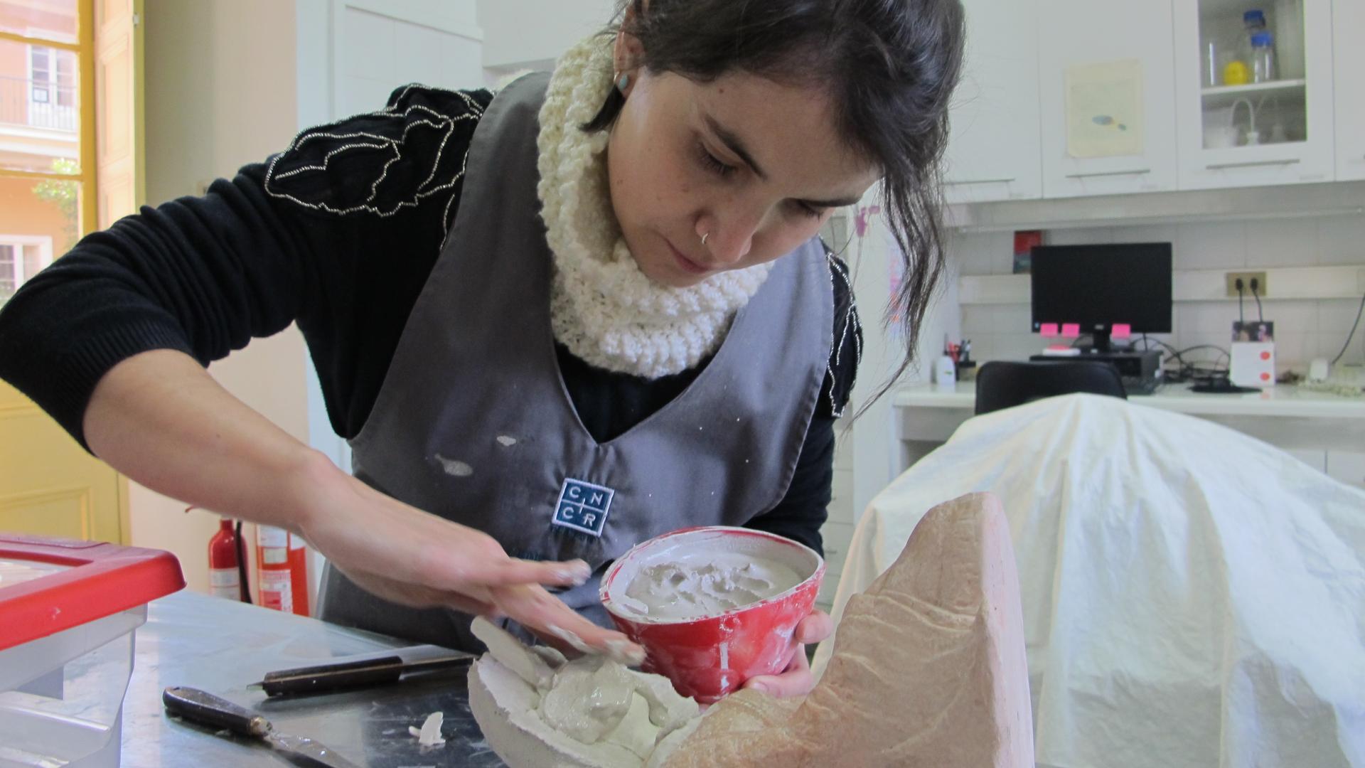 Anaíz Roco, practicante, desarrollando técnicas de moldaje para esculturas de yeso. (Archivo CNCR, Morales,M. 2015)