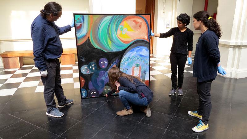Durante la evaluación de la obra "La muerte del angelito" (Archivo CNCR, Soler, N. 2017) Durante la evaluación de la obra "La muerte del angelito"( ca.1964), Carolina Ossa, jefa del Laboratorio de Pintura del CNCR , junto al equipo del MAC ( Archivo CNCR, Soler, N. 2017)