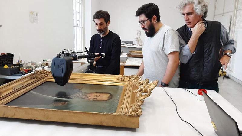 Museo Histórico Nacional de Buenos Aires. Fernando Marte y Tomás Aguayo, químicos del IIPC-Tarea y del CNCR trabajando en conjunto en el análisis por fluorescencia de rayos X portátil. Los acompaña Roberto Amigo, coordinador general del Proyecto Monvoisi