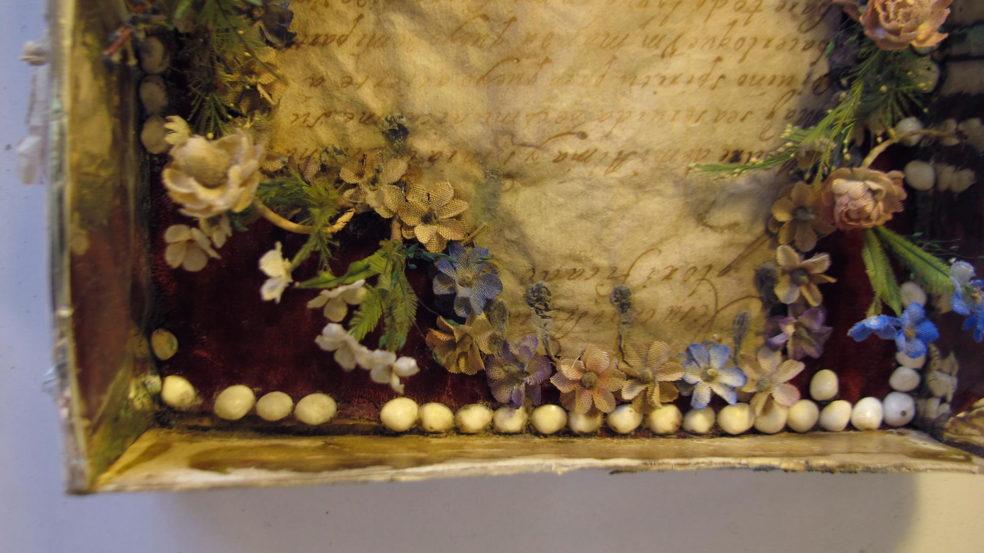 Detalle del terciopelo después de la limpieza. Archivo CNCR (Rodriguez, C. 2015) Detaslle del terciopelo después de la limpieza.
Archivo CNCR (Rodriguez, C. 2015)