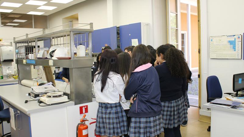 Alumnas del Liceo Paula Jaraquemada, en el Laboratorio de Análisis. (Archivo CNCR, Espinosa, F. 2016)