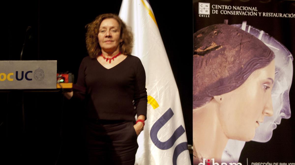 Marcela Roubillard, jefa Unidad de Documentación Visual e Imagenología, Archivo CNCR (Correa, C. 2015)