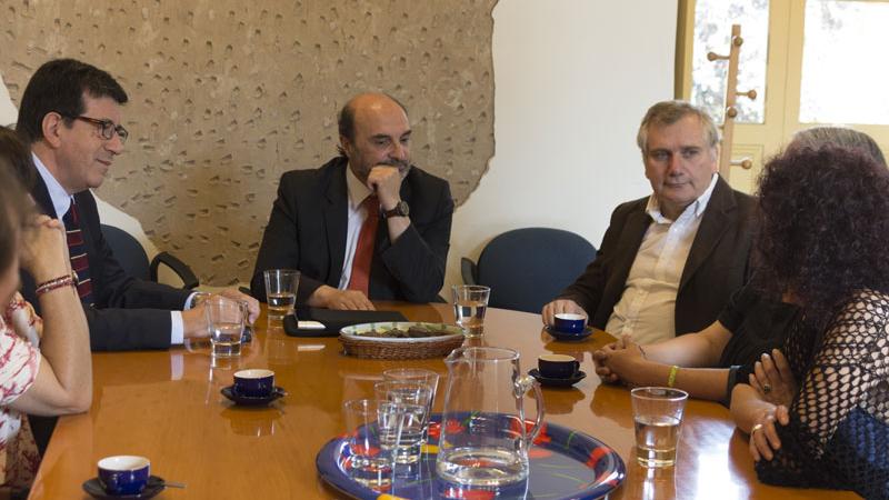 Autoridades de la DIBAM y de CONICYT comparten ideas durante la reunión con que se dio inicio a la visita (Archivo CNCR, Pérez, T. 2016)