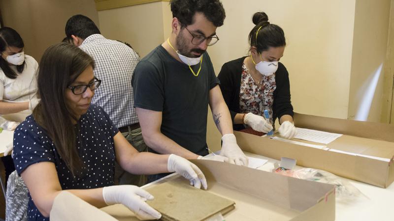 Alumnos en clases de preservación de colecciones en papel (CNCR, 2017)