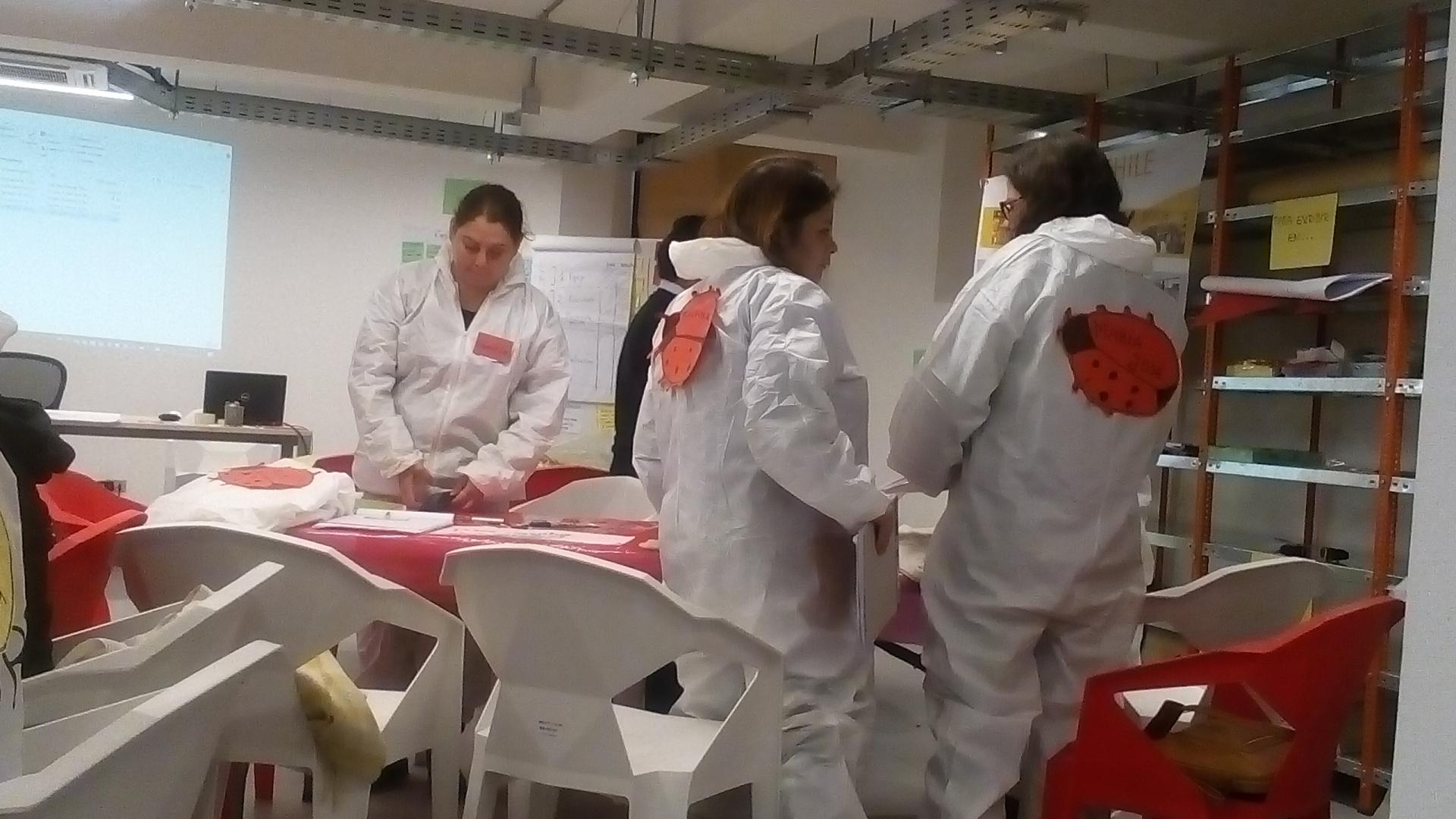 Participantes y monitoras trabajando en el depósito de colecciones durante el Taller Nacional RE-ORG Chile .(Archivo CNCR, 2018)