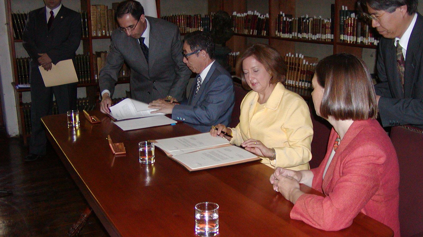 Autoridades de la Embajada del Japón y de Dibam