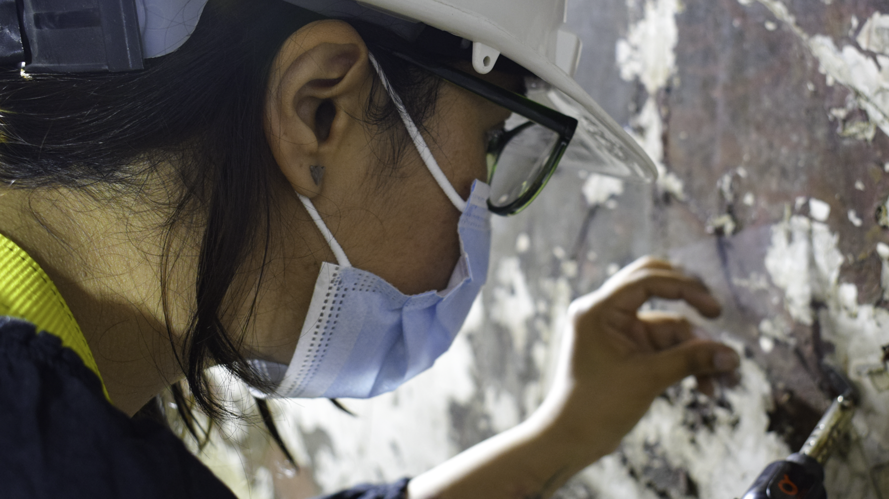 Proceso de readherencia de los estratos pictóricos levantados en Mural "Quinchamalí"