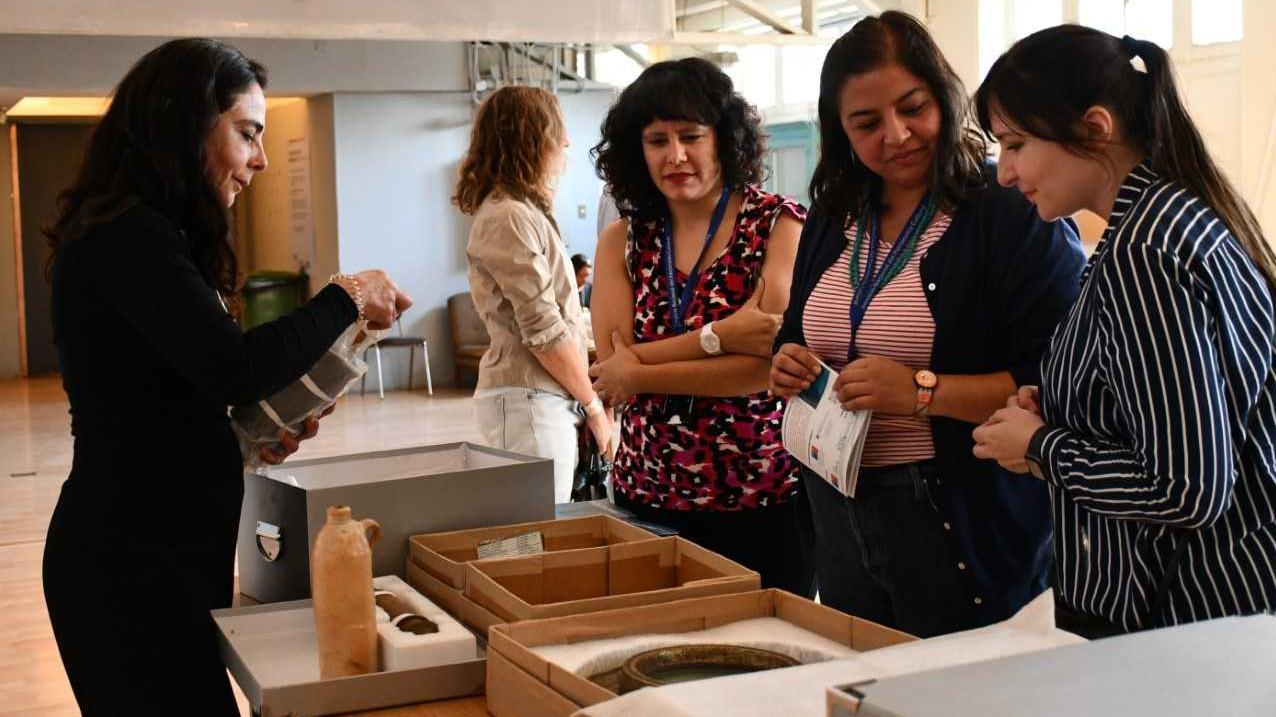 Profesionales del Centro Nacional de Conservación y Restauración realizan un taller práctico sobre patrimonio arqueológico.