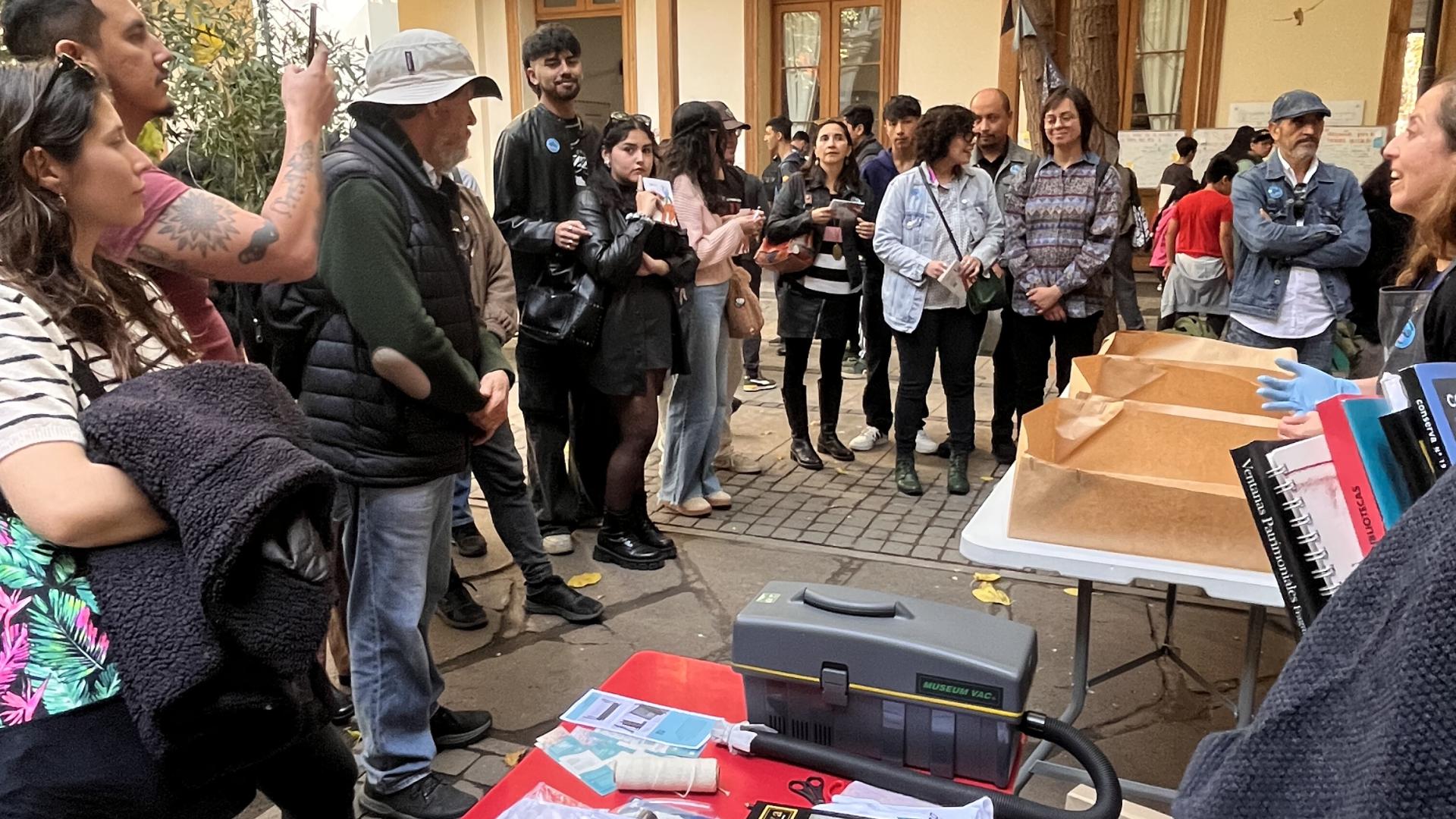 “Clínica de Conservación: cómo limpiar y cuidar tus libros” en el Museo de la Educación Gabriela Mistral (Azócar, L. 2025. Archivo CNCR).