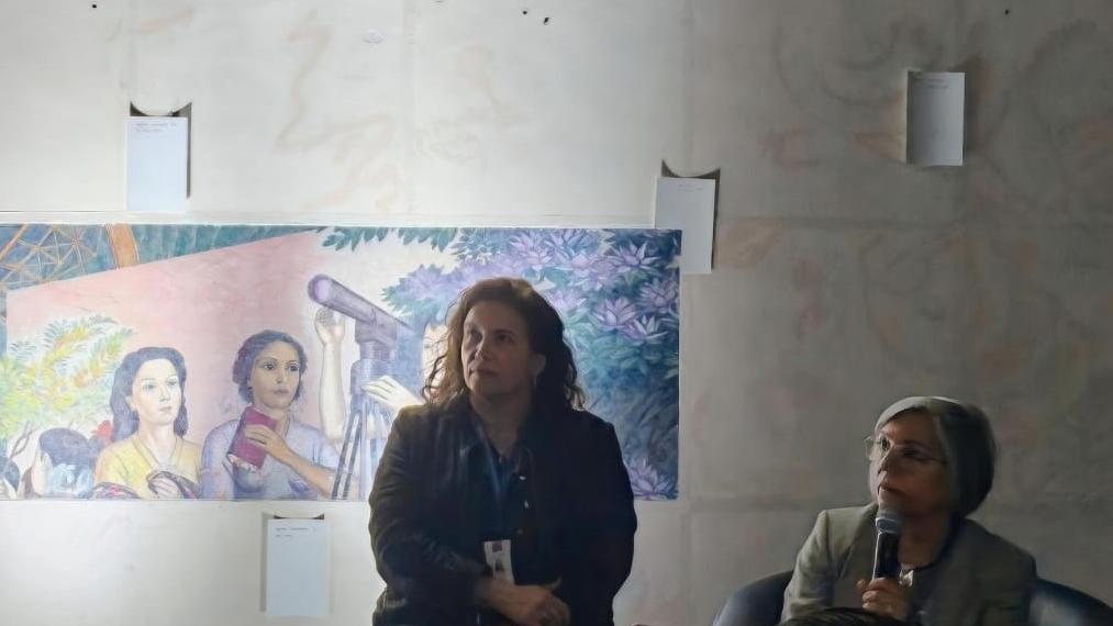 Mónica Pérez y Angela Benavente exponiendo en el conversatorio Principio y fin