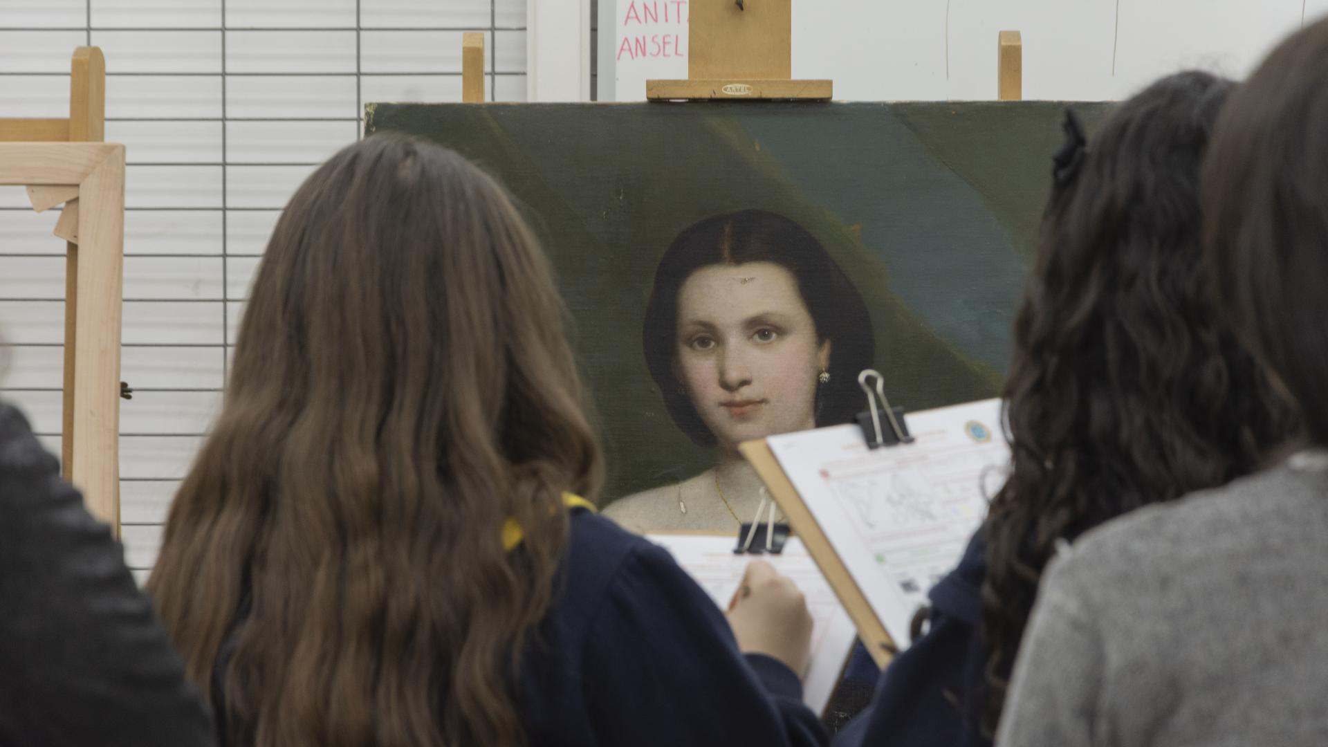 Estudiantes completan la ficha de la obra "Mercedes Alvarez"