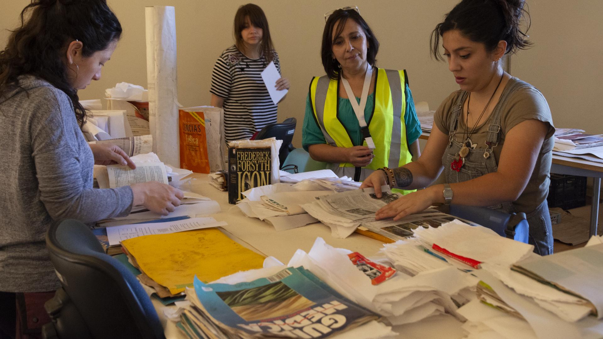 Secado de material en curso de emergencia por agua (Pérez, T. 2018. Archivo CNCR).