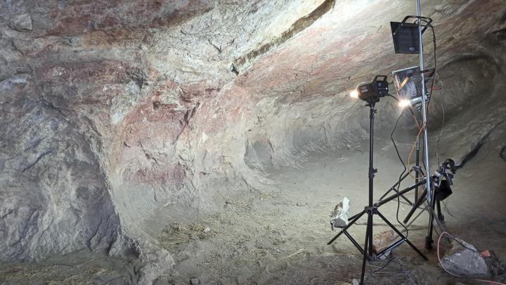 4.	Vista sector oriente de la cueva con equipos en procedimiento de montaje (Monteverde, P. 2024. Archivo CNCR).