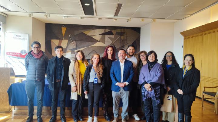 Autoridades y representantes del Museo de la Memoria, la FCFM y el Centro Nacional de Conservación y Restauración durante el acto en el que se oficializó la donación de los registros sísmicos.