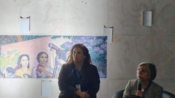 Mónica Pérez y Angela Benavente exponiendo en el conversatorio Principio y fin