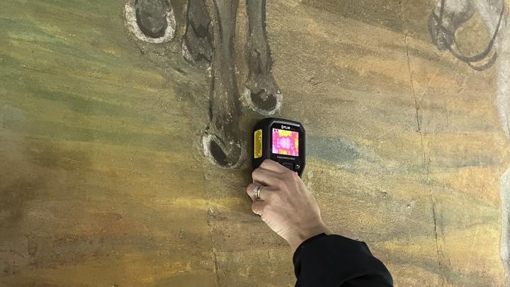 Mediciones de humedad en mural “Historia de la medicina y farmacología en Chile” de Julio Escámez