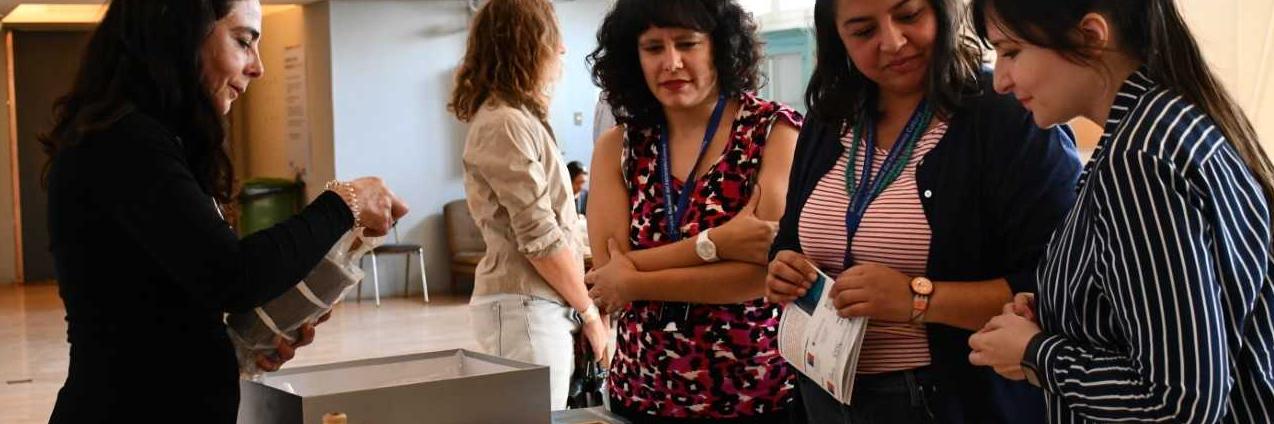 Profesionales del Centro Nacional de Conservación y Restauración realizan un taller práctico sobre patrimonio arqueológico.