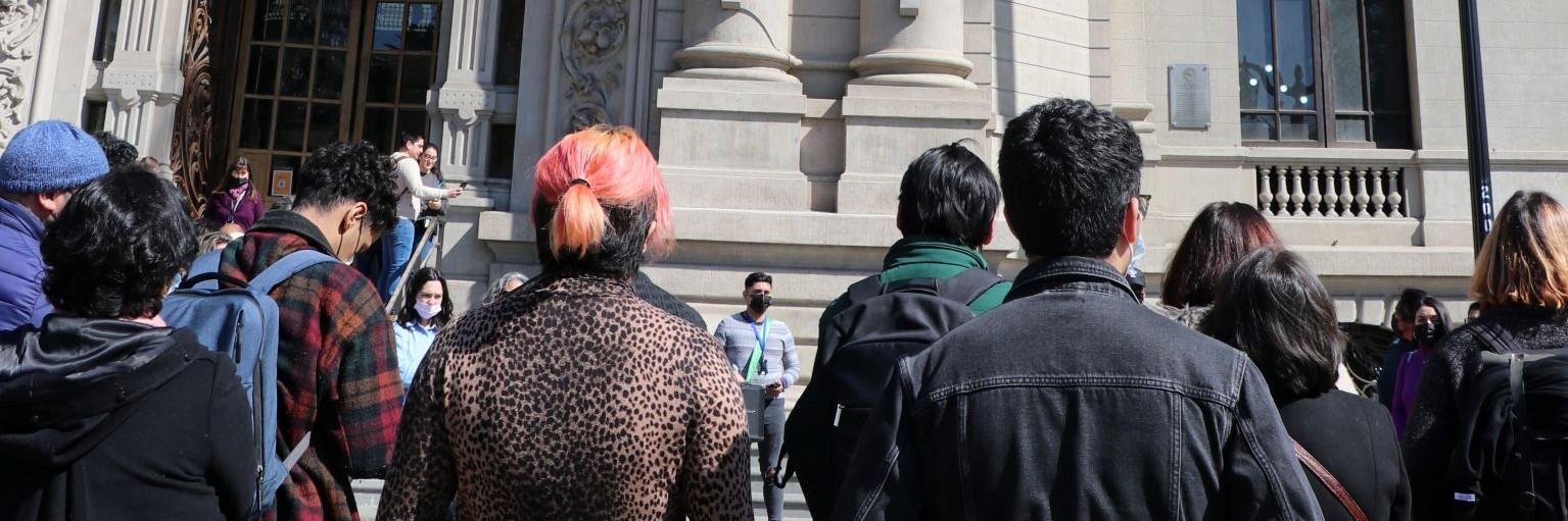 Fotografía de personas reunidas en el frontis del Museo de Bellas Artes
