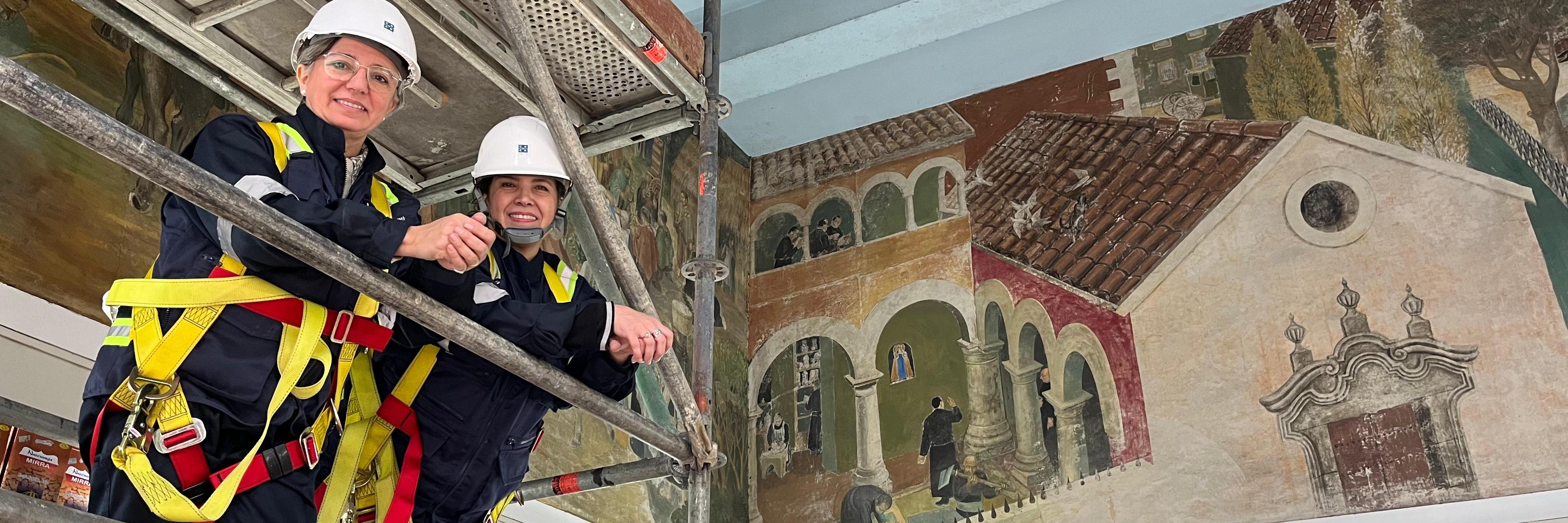 Conservadoras en intervención de Emergencia Mural ex Farmacia Maluje