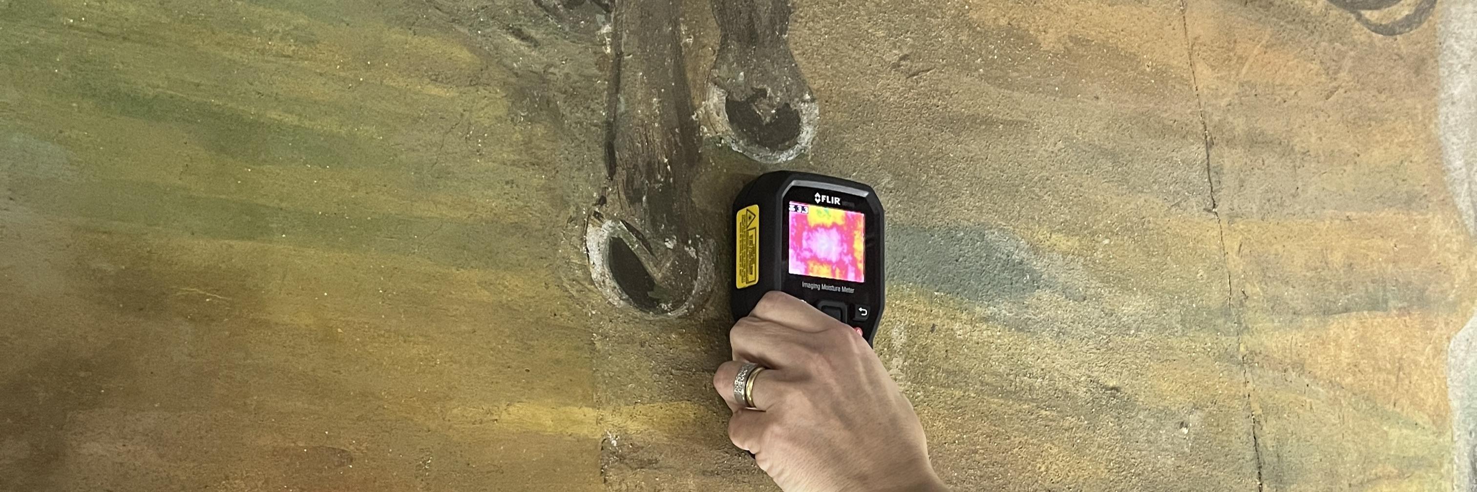 Mediciones de humedad en mural “Historia de la medicina y farmacología en Chile” de Julio Escámez