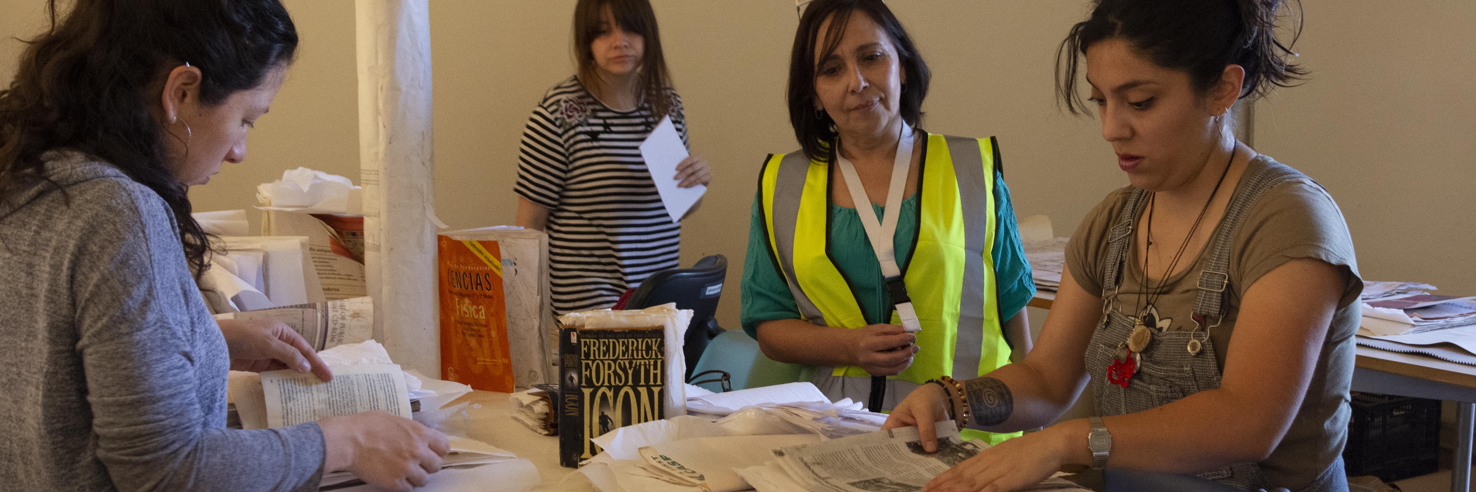 Secado de material en curso de emergencia por agua (Pérez, T. 2018. Archivo CNCR).