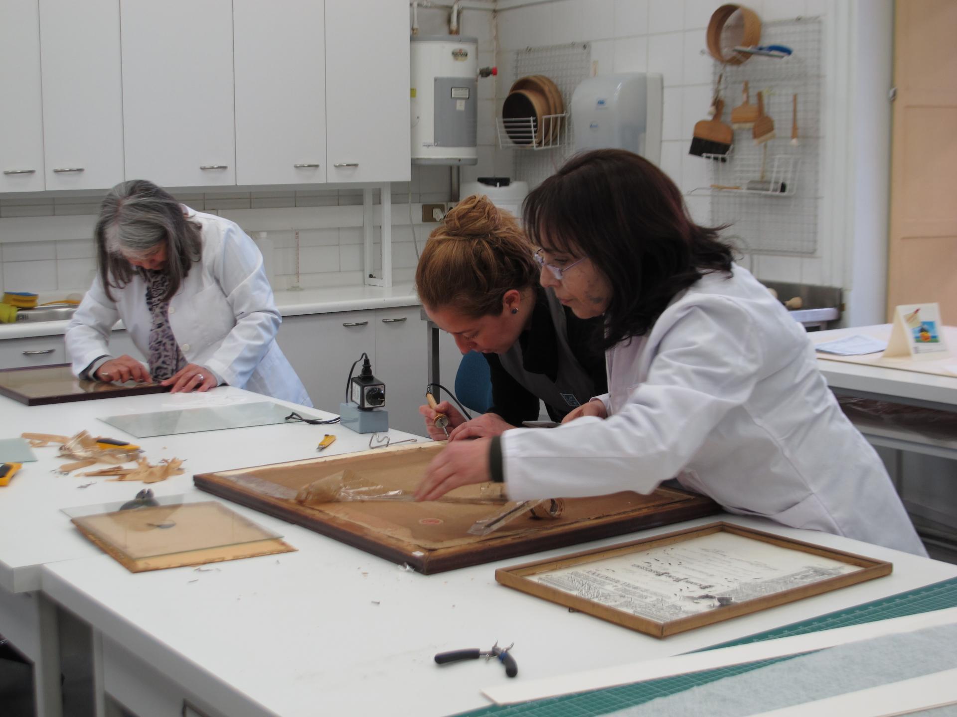 Conservadoras de la UPGD desmontando obras que estaban en exhibición permanente en MBVM (Correa, C., 2016. Archivo CNCR).