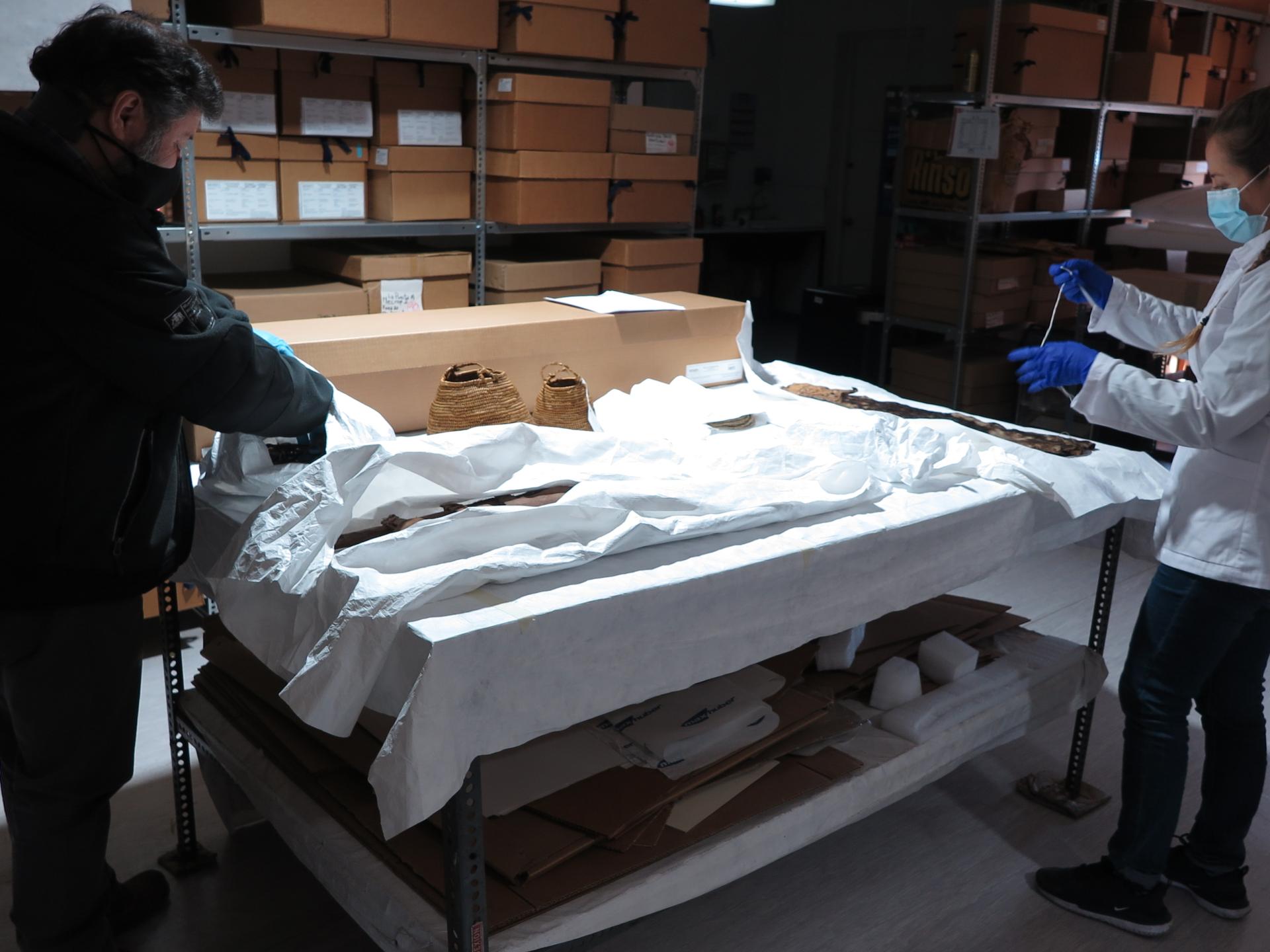 Preparación de objetos en el MNHN para su traslado 