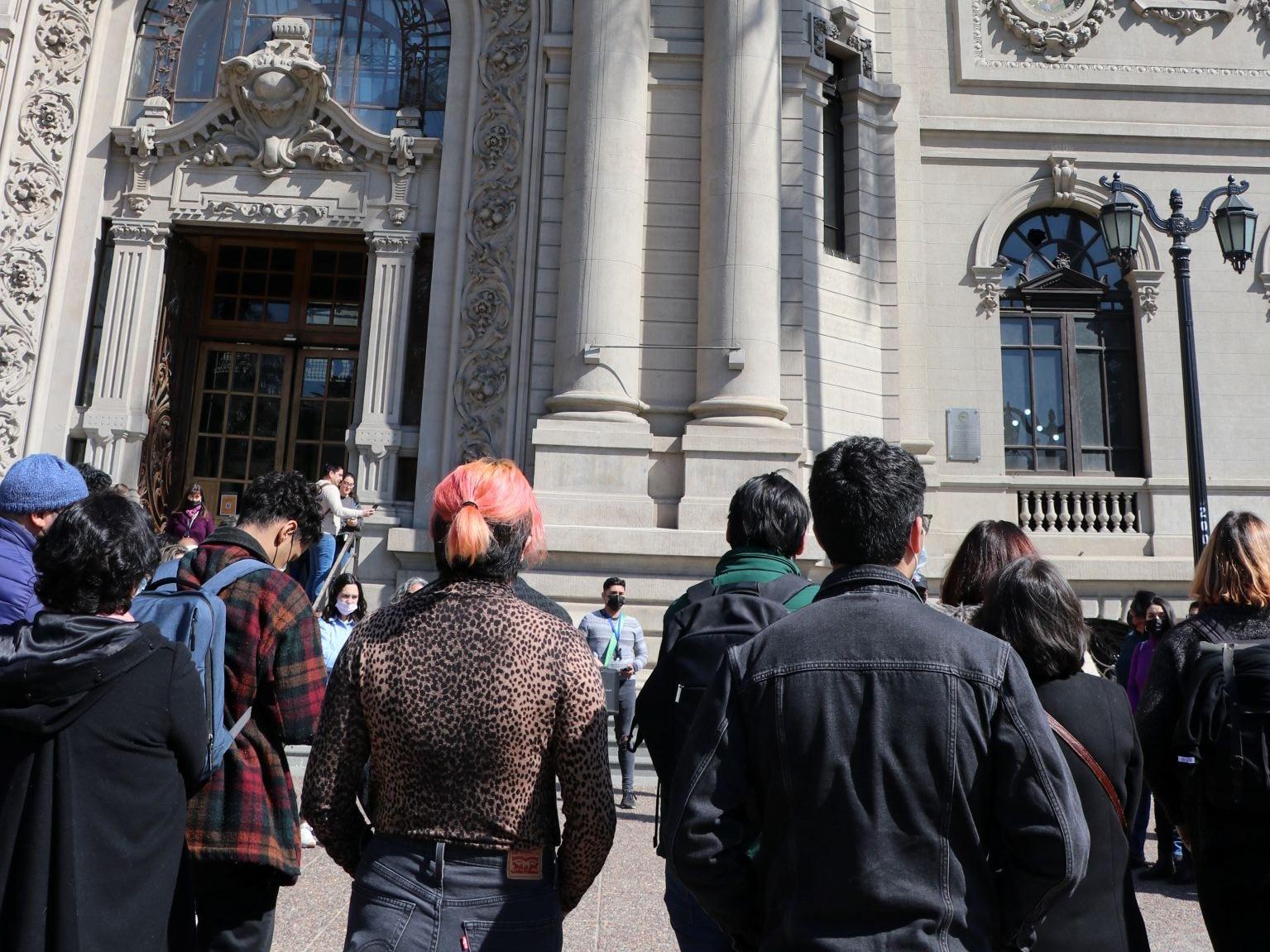 Fotografía de personas reunidas en el frontis del Museo de Bellas Artes
