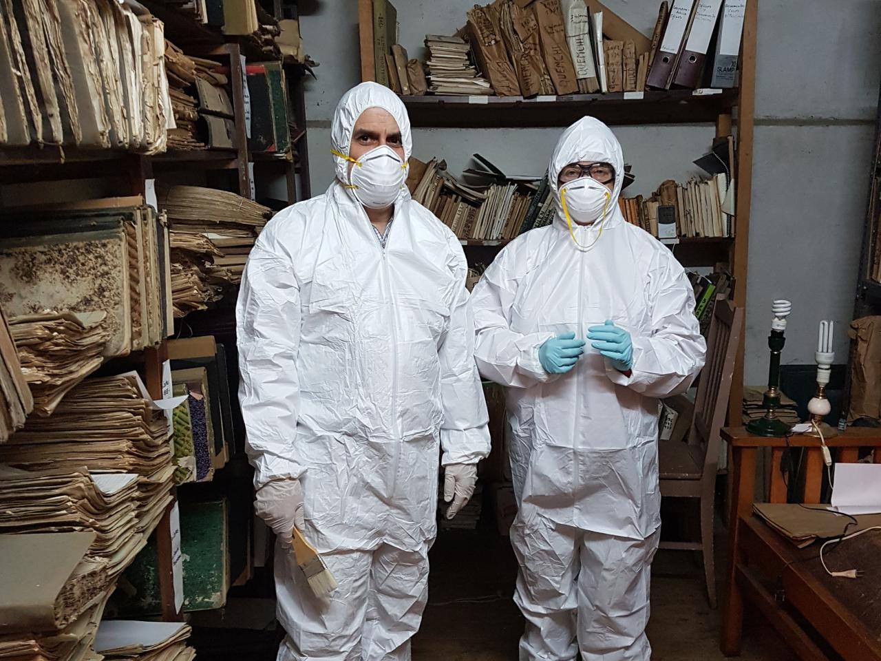 Hermano René Cortínez s.j., encargado del Archivo Jesuita, y Cecilia Rodríguez, jefa de la Unidad de Patrimonio Gráfico y Documental del CNCR, en el depósito del Obispado de Ancud.