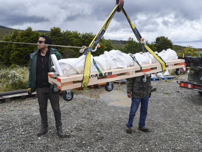 Durante el proceso de transporte de una de las piezas.