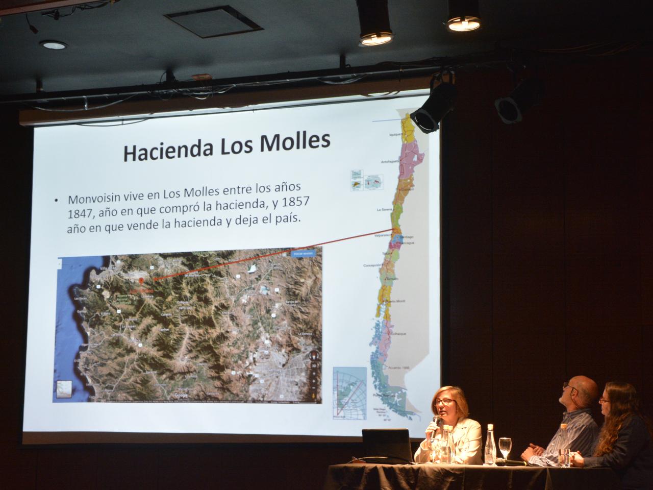 Ángela Benavente, Nestor Barrio y Carolina Ossa en la mesa con la temática “el hacer de Monvoisin”.