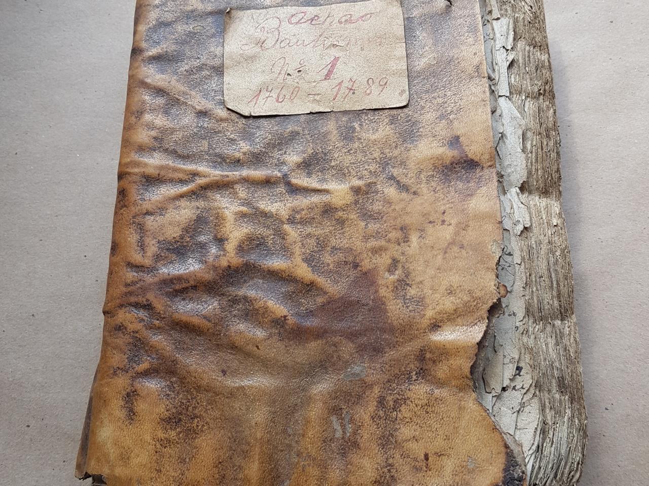 Libro de bautizos de Achao. 1760-1789. Encuadernación de pergamino flexible, cuerpo del libro de papel, escrito con tinta ferrogálica.