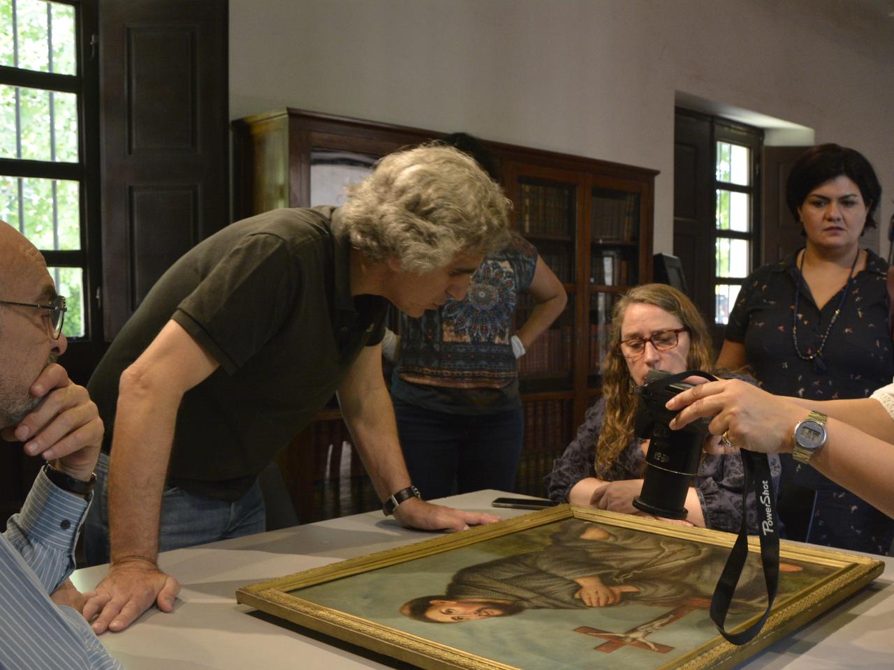 Revisión de una pintura de Procesa Sarmiento, discípula de Monvoisin, en el Museo Casa de Sarmiento, San Juan.