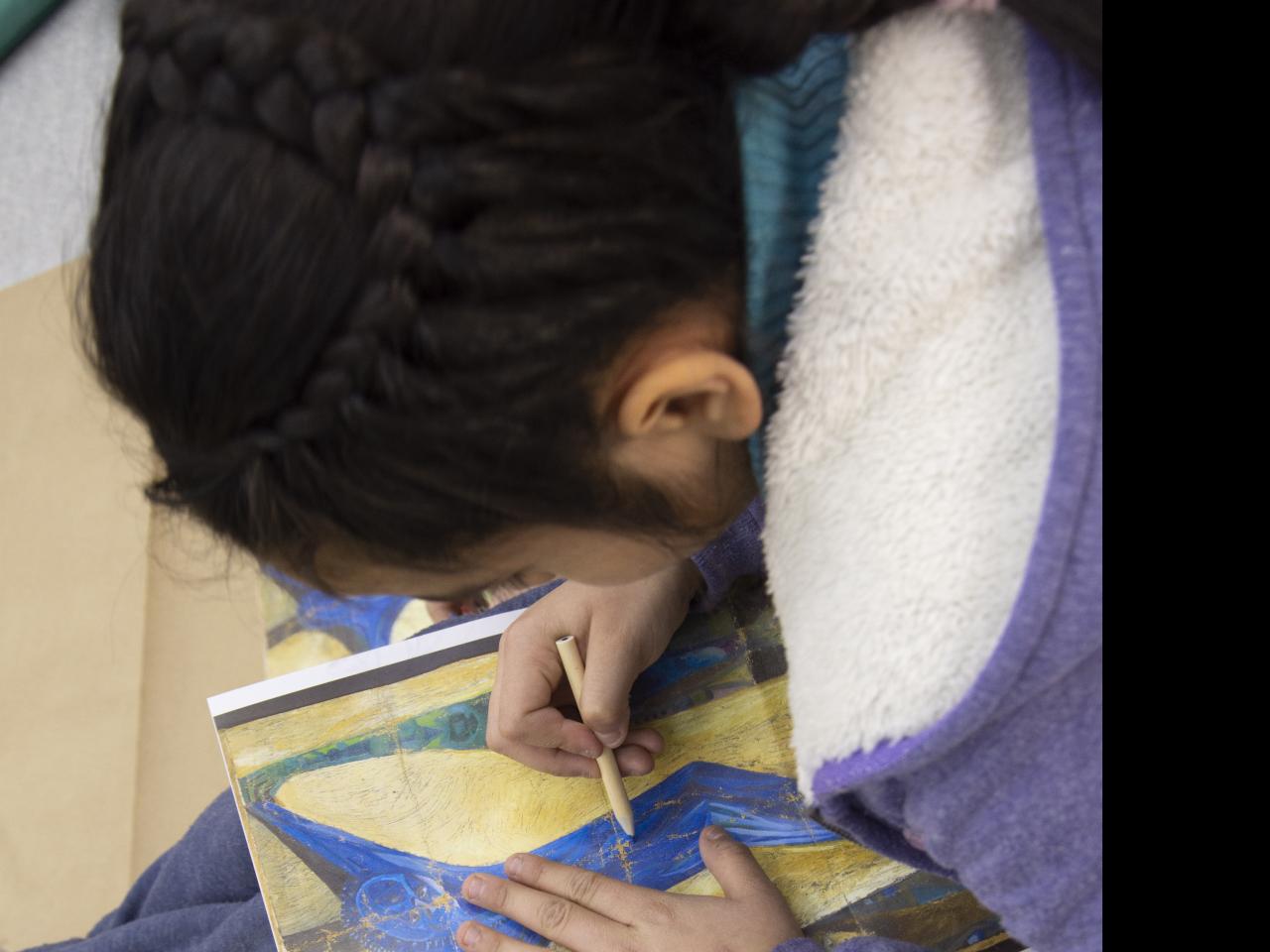 Actividad con los niños en que trabajaron en sobre una imagen de la pintura.