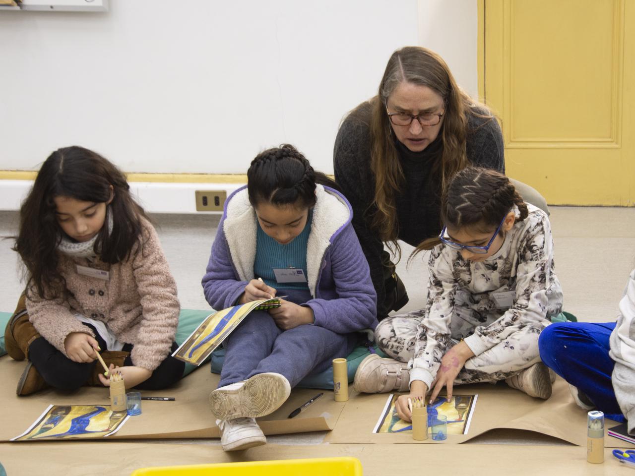 Actividad con los niños en que trabajaron en sobre una imagen de la pintura.