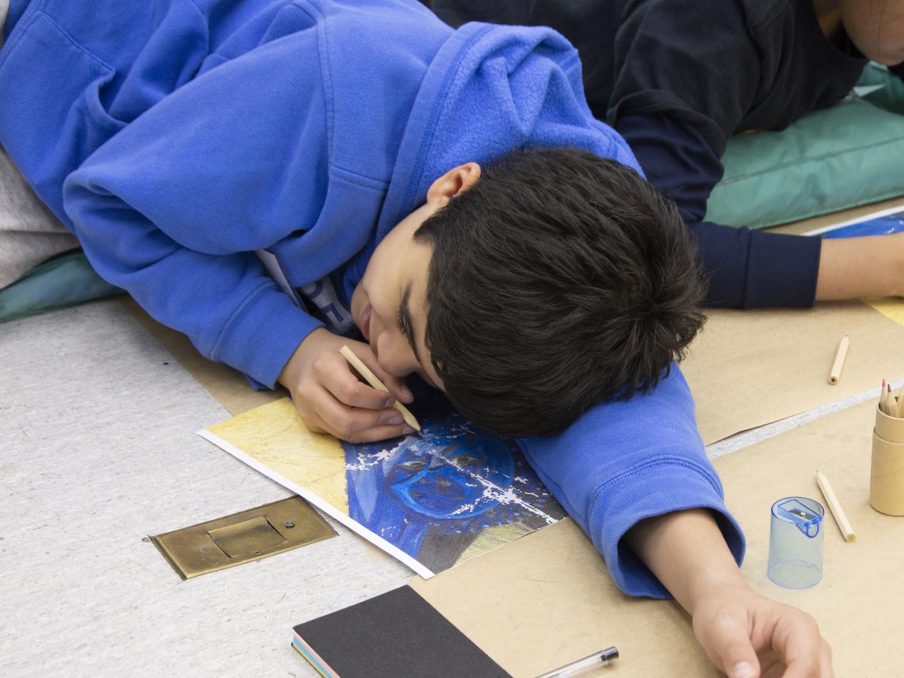 Actividad con los niños en que trabajaron en sobre una imagen de la pintura.