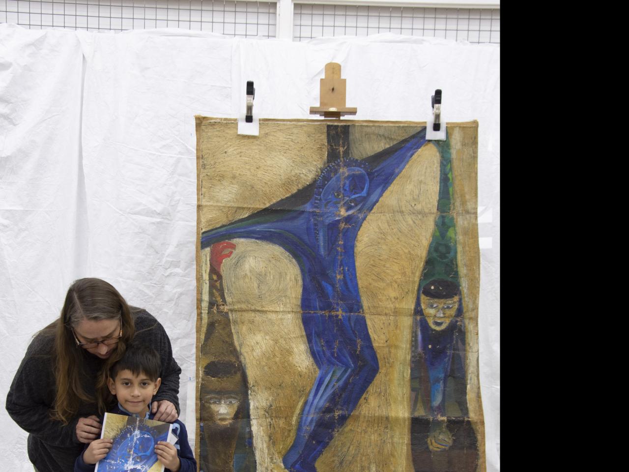 Actividad con los niños en que trabajaron en sobre una imagen de la pintura.