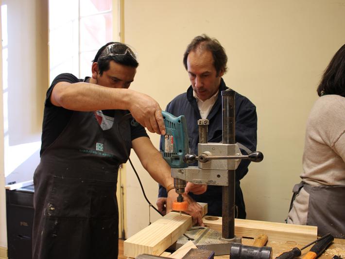 Profesor Rodrigo Lorca explicando uso de taladro de pedestal.(Archivo CNCR, Miori, G. 2018)