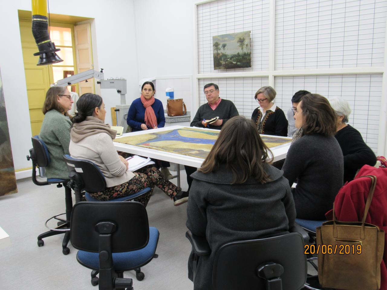 Encuentro con especialistas en restauración de textiles.