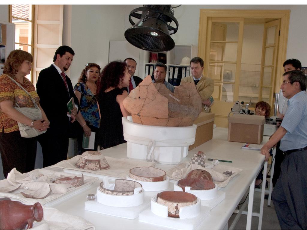Jefaturas y profesionales Dibam en el Laboratorio de Arqueología. Rivas, V. 2012