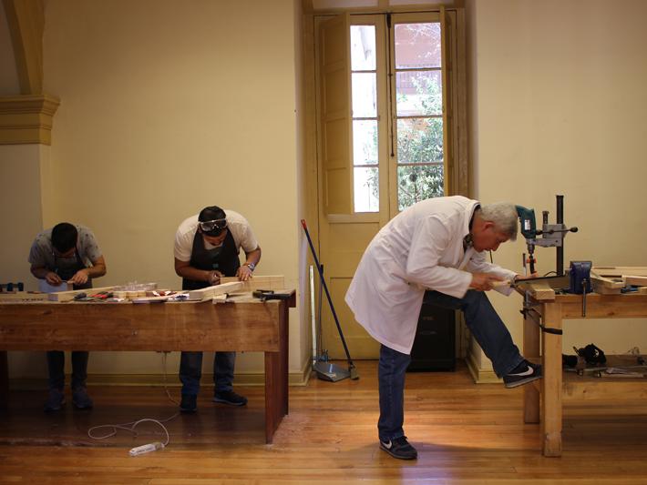 Alumnos realizando ejercicio de fabricación de ensambles. (Archivo CNCR, Miori, G. 2018)